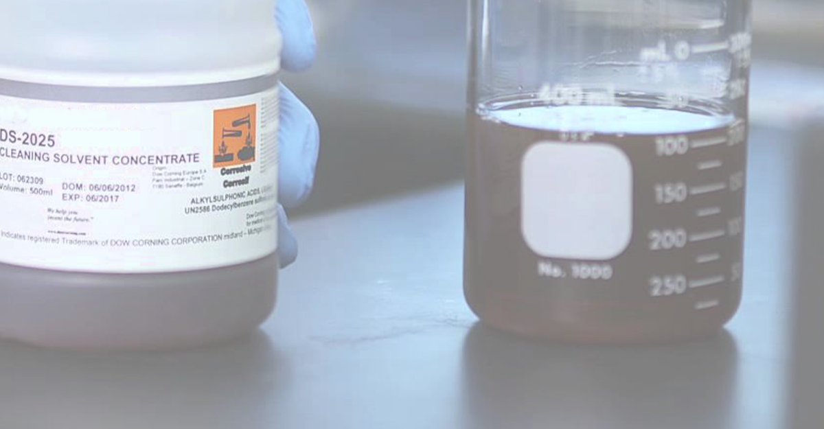 DA-2025 cleaning solvent bottle